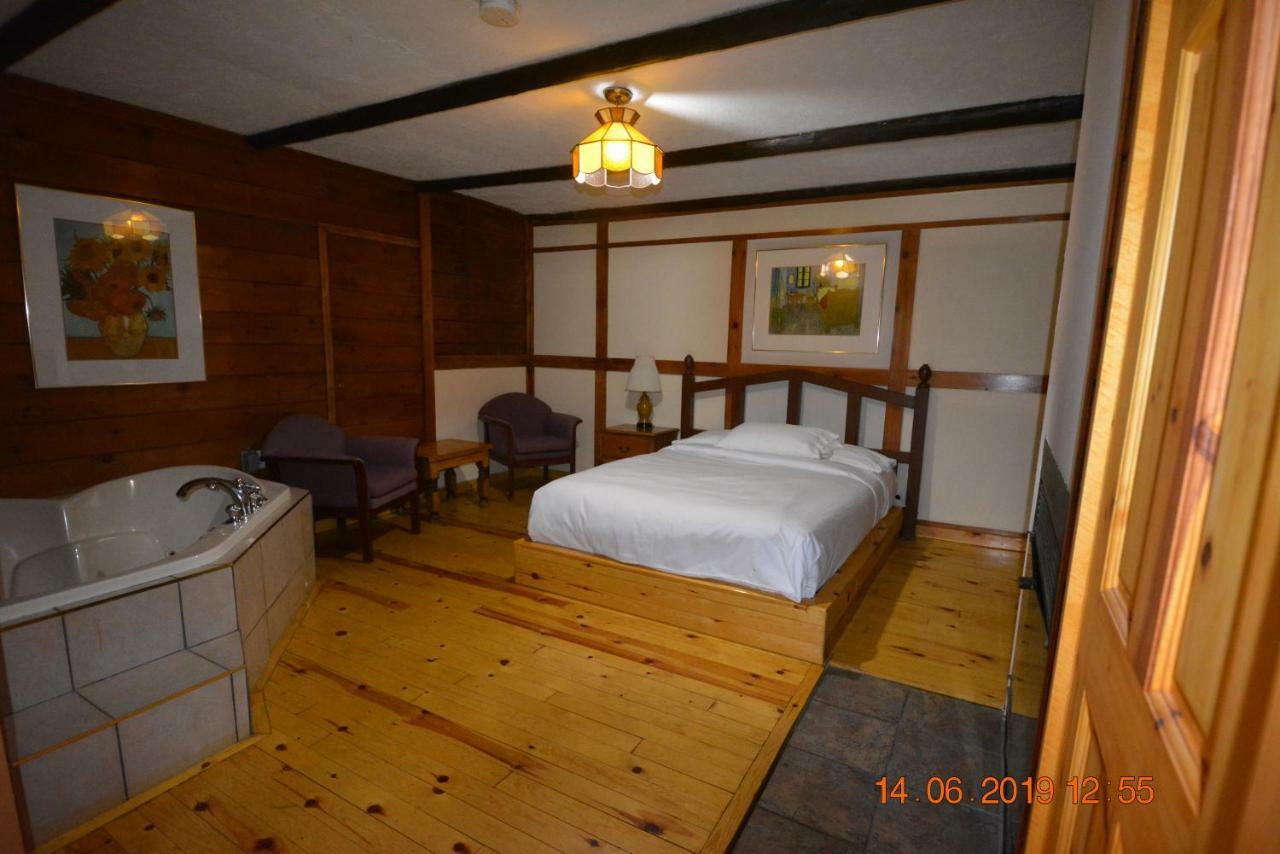 Auberge Alpine Inn Sainte-Adèle Extérieur photo
