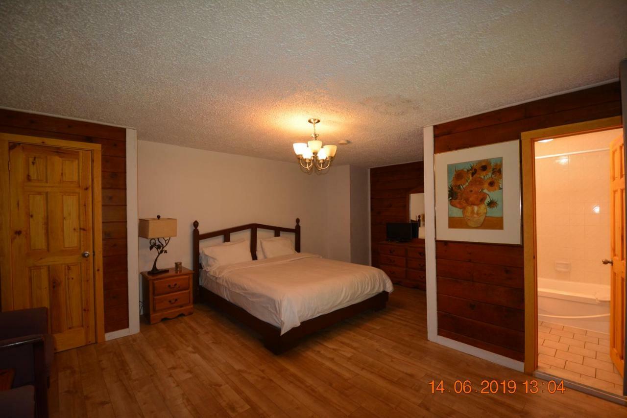 Auberge Alpine Inn Sainte-Adèle Extérieur photo
